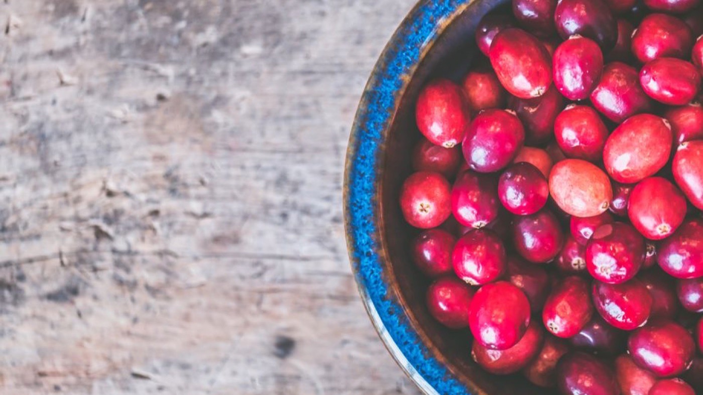 Photo: Jessica Lewis 🦋 thepaintedsquare / Pexels A bowl of fresh cranberries